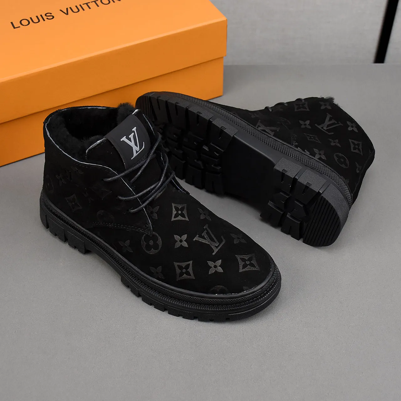 PP leather 230 gross 250👟👟👟LOUIS VUITTON LV donkey brand new thick-soled lace-up big-toe shoes men's casual shoes high-top short boots. These boots are made of waterproof nubuck to create a lightweight and comfortable shoe body. The trendy attitude of being both strong and soft makes it an everyday choice. ✔Upper: imported nubuck leather ✔Lining: sheepskin or wool ✔Outsole: molded outsole Size: 38-44